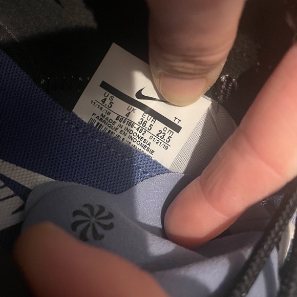 Blue Nike Reacts - Picture 3 of 3